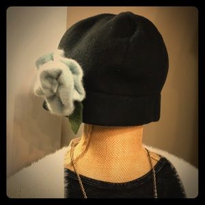 Super soft & warm toboggan w detachable flower pin